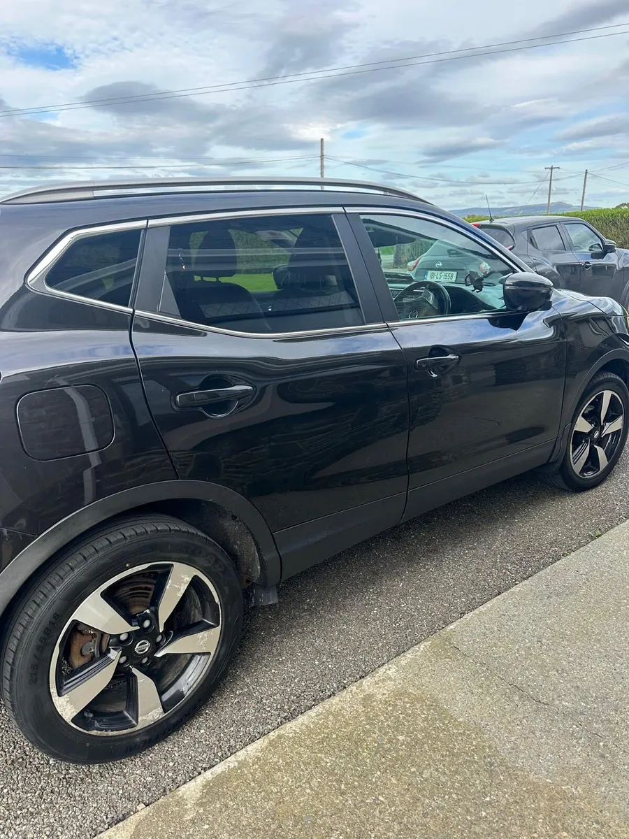 Nissan Qashqai SV 1.6 4WD Premium E6 - Image 4