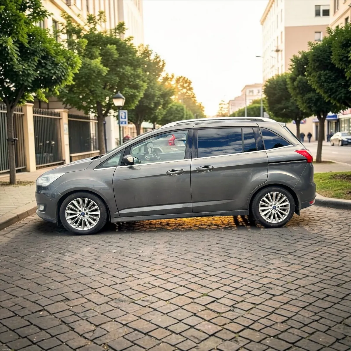 2016 Ford Grand C-Max 2.0 TDCi Titanium 7-seat - Image 2