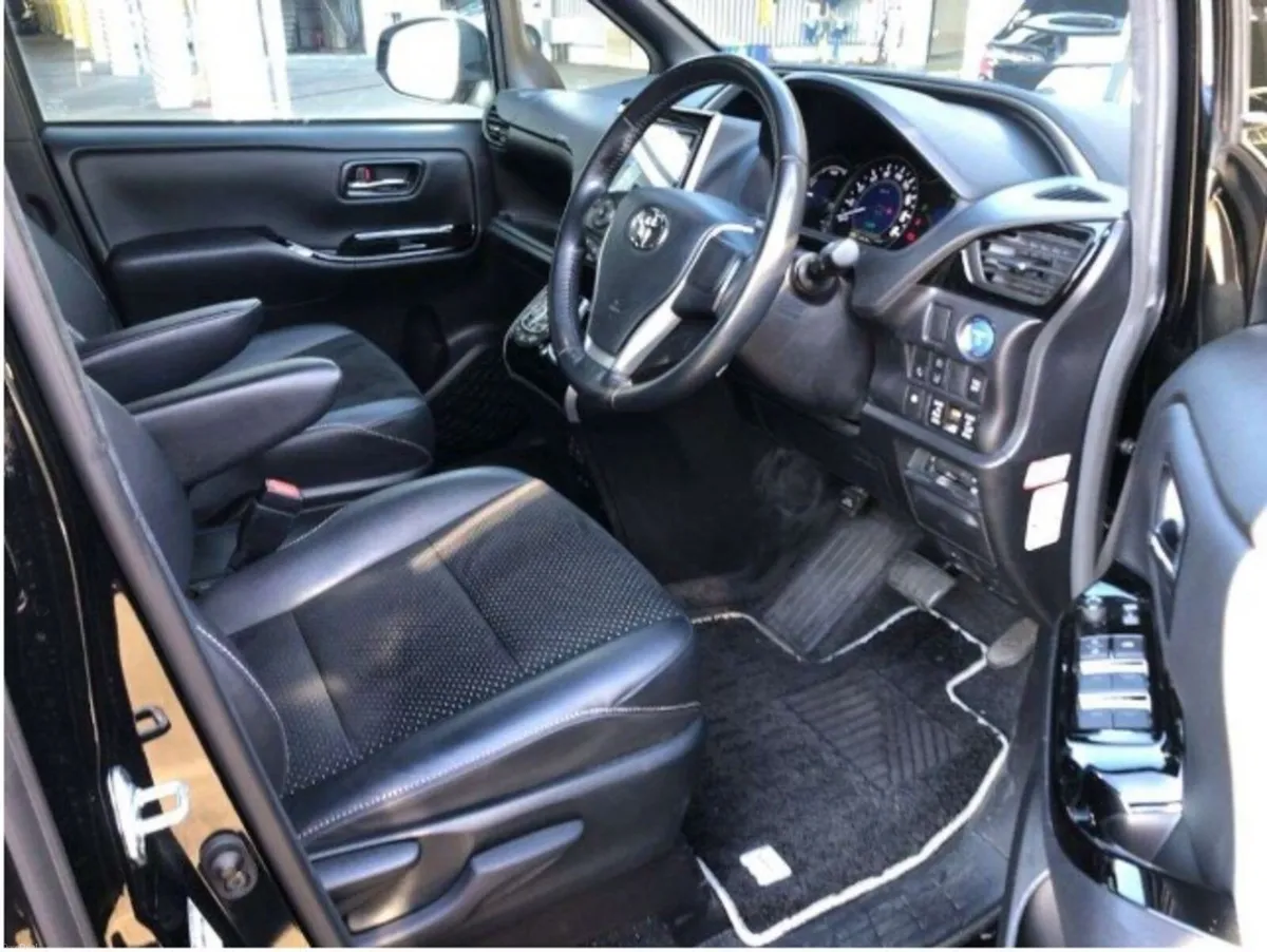 2021 Toyota Voxy 1.8 ATUO HV ZS KIRAMEKI TOP SPEC - Image 5