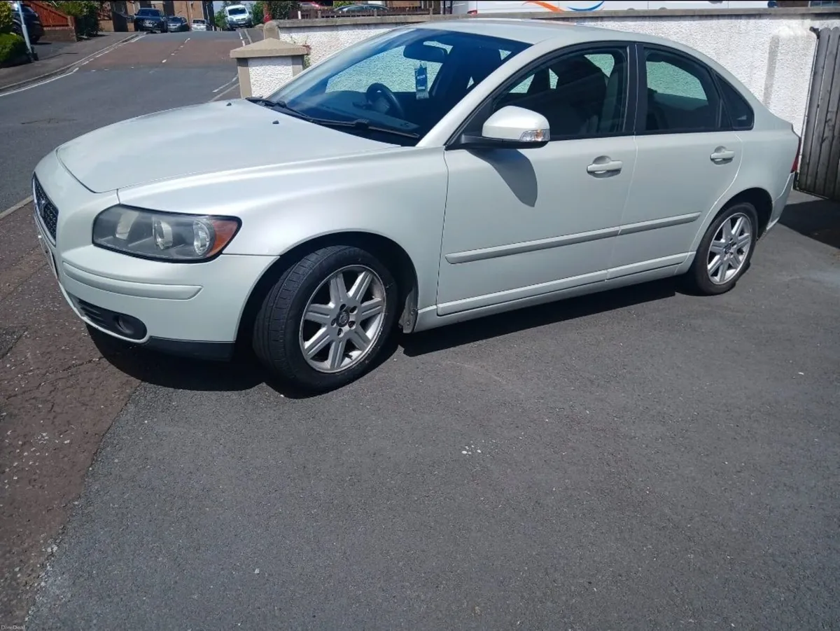 Volvo S40 2011 - Image 1