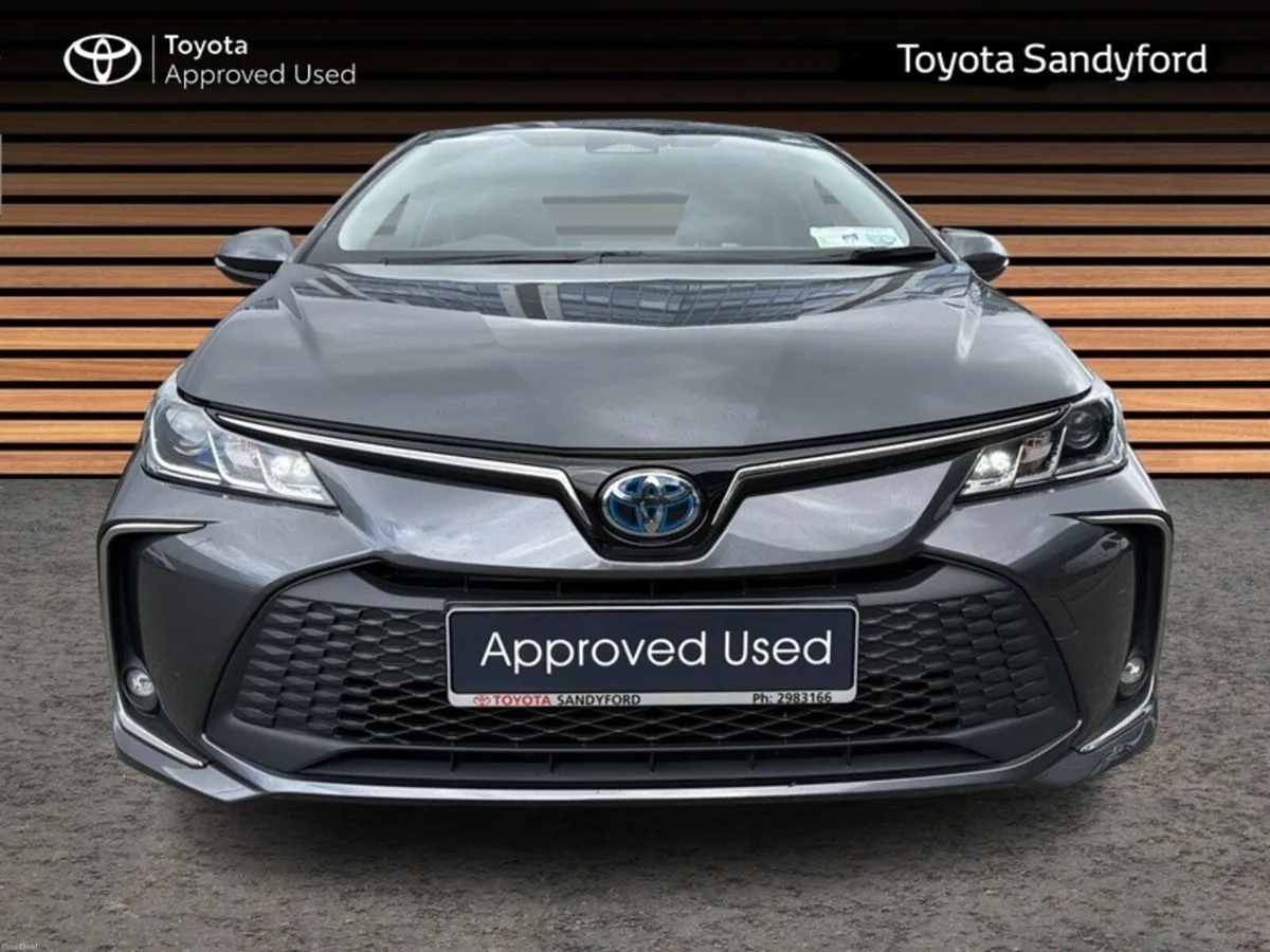 Toyota Corolla LUNA SPORT SALOON // HEATED SEATS / - Image 5