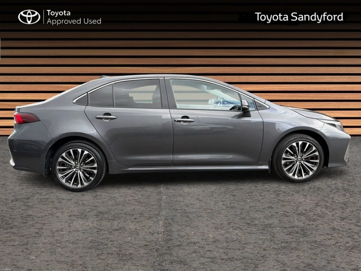 Toyota Corolla LUNA SPORT SALOON // HEATED SEATS / - Image 3