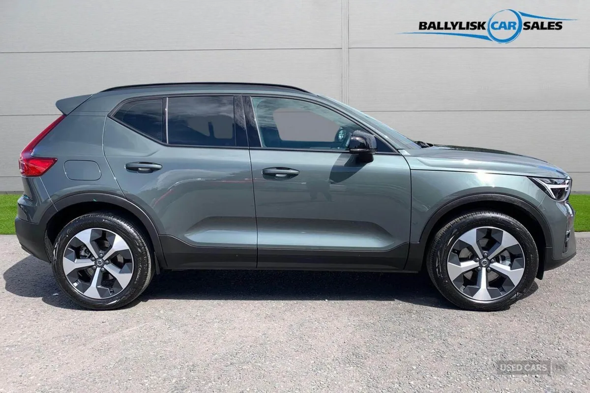 Volvo XC40 2.0 B4P 197PS Plus Dark Auto in Forest - Image 3