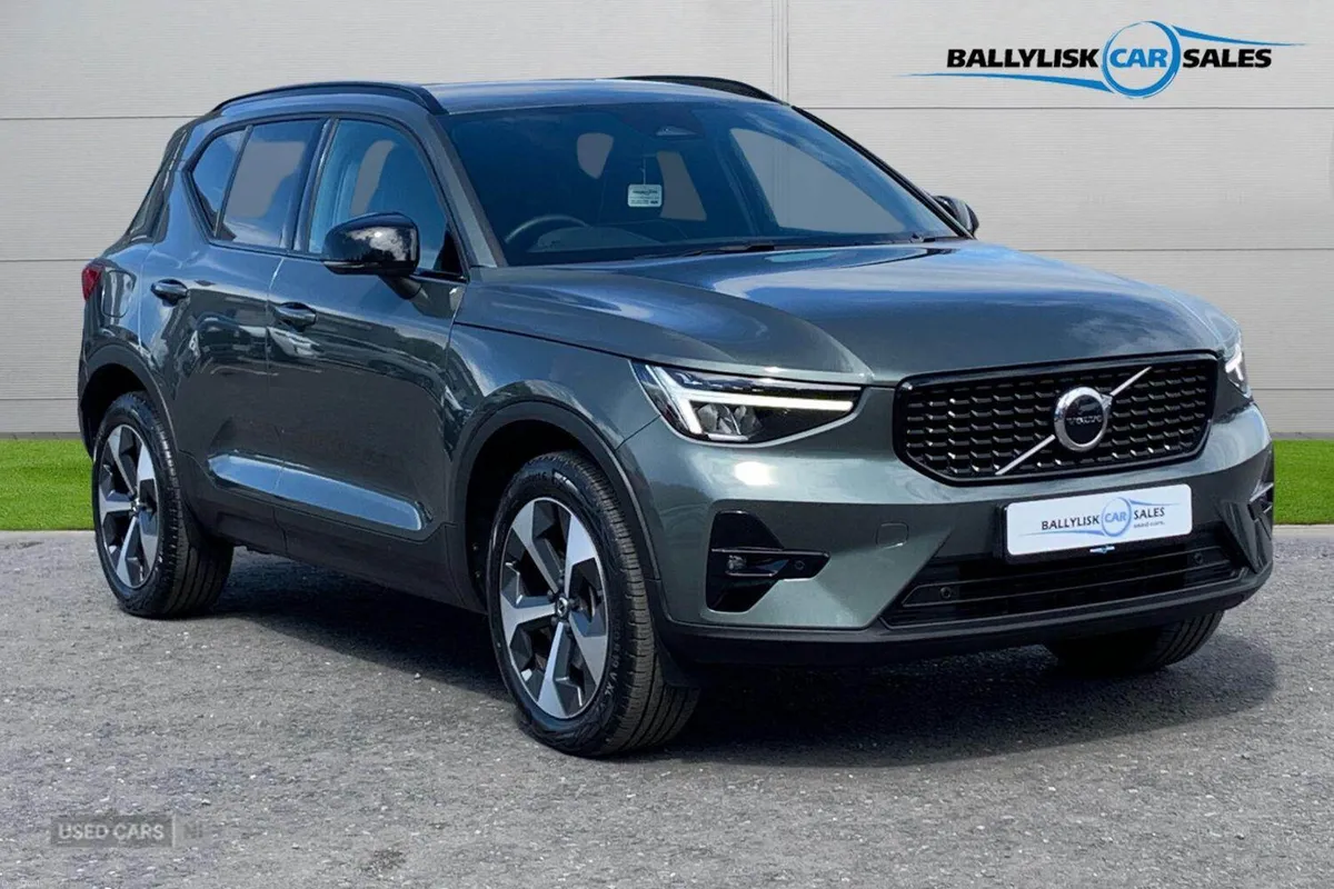 Volvo XC40 2.0 B4P 197PS Plus Dark Auto in Forest - Image 1
