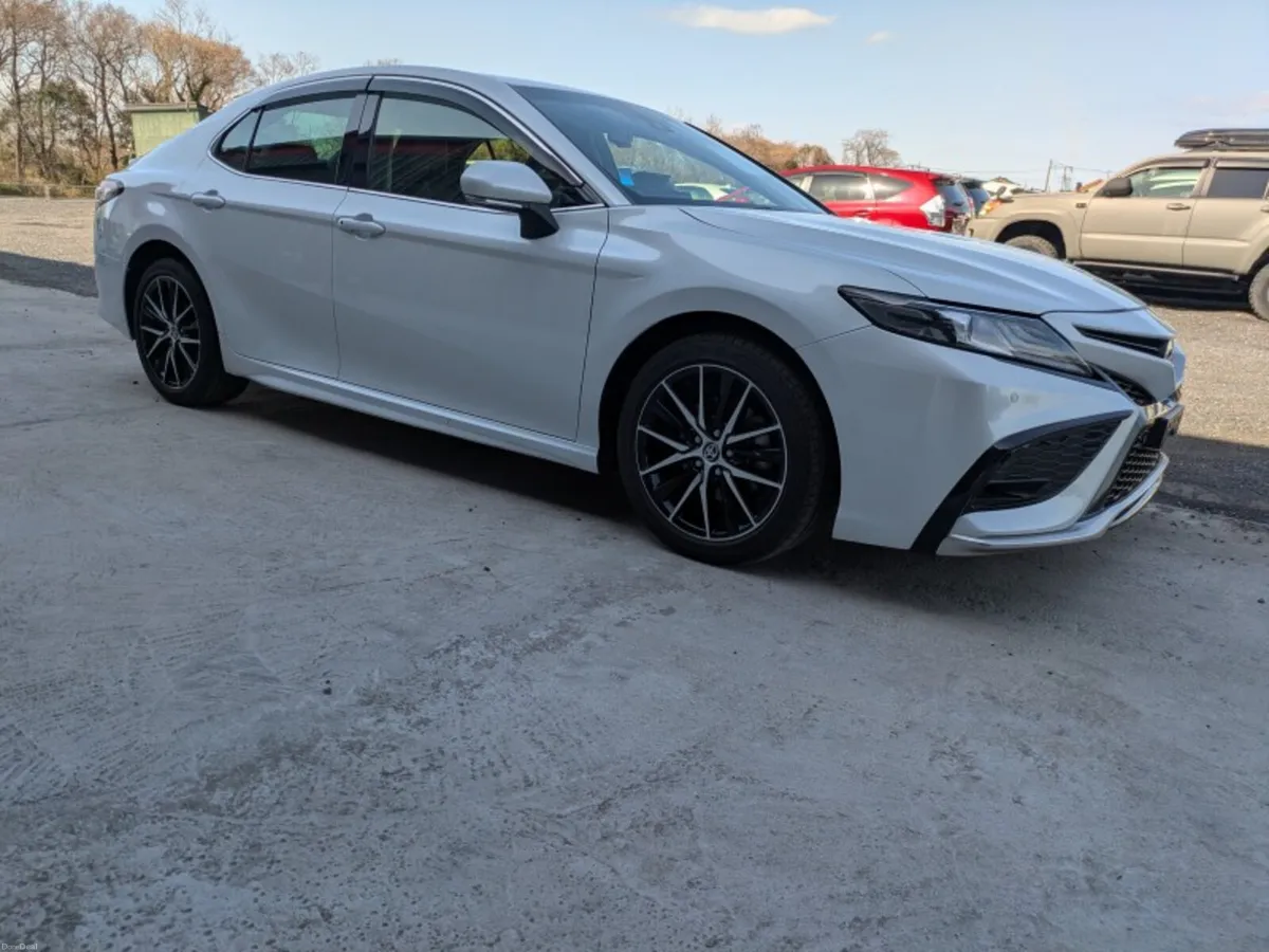 2023 Toyota Camry hybird automatic 1 owner - Image 1
