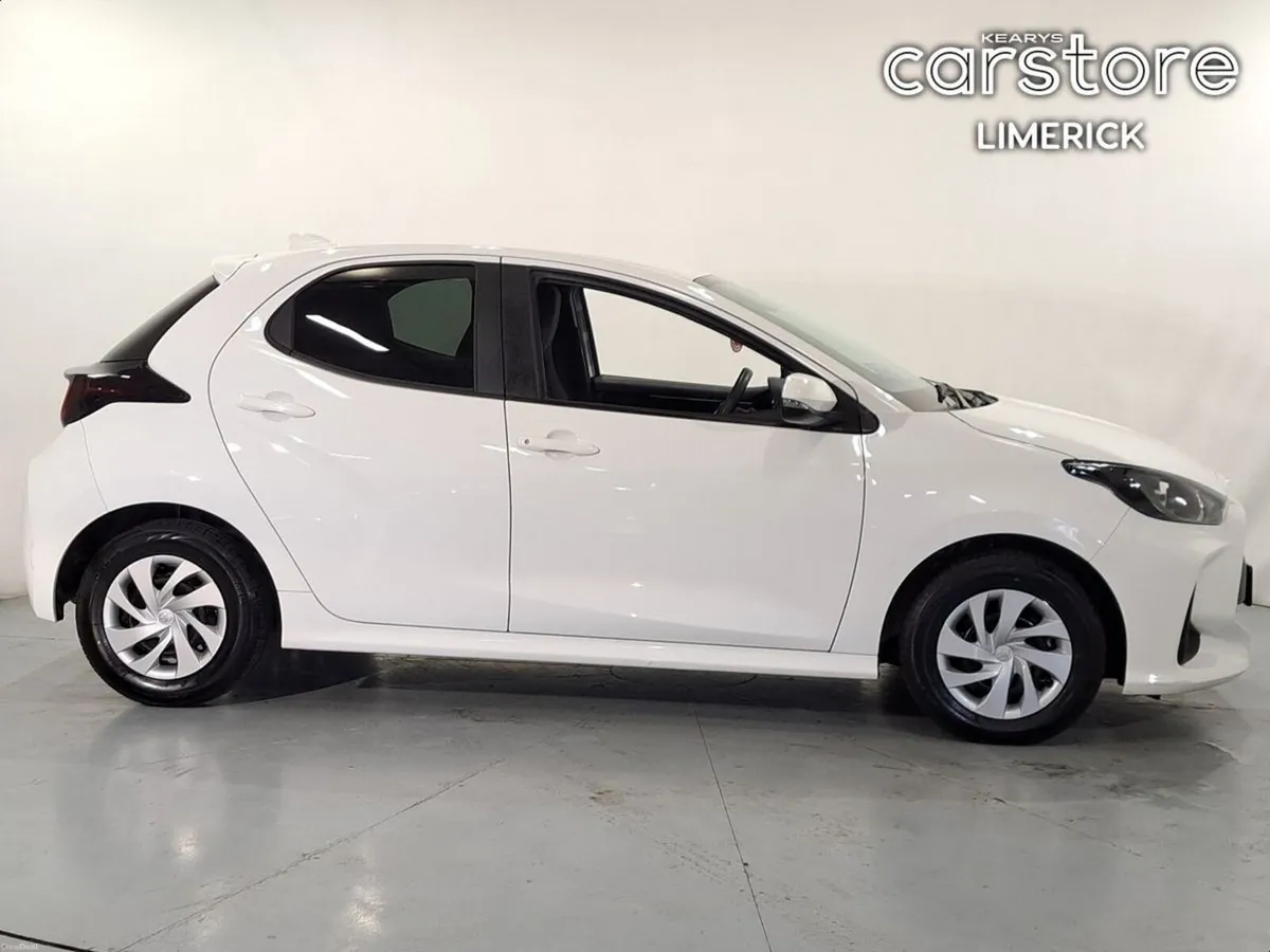 Toyota Yaris 1.5 HYBRID - Image 2
