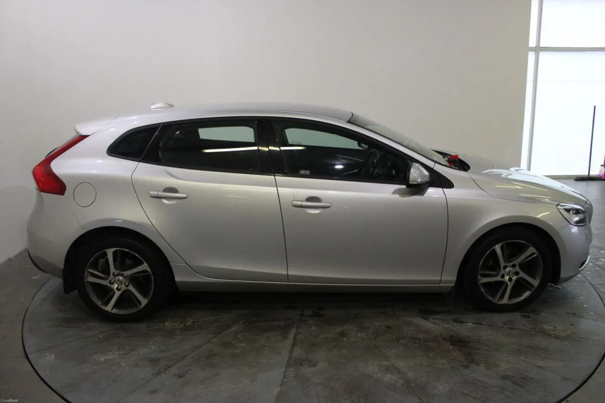 Volvo V40 D2 (120hp) Momentum Edition - TENDER 4 - Image 3