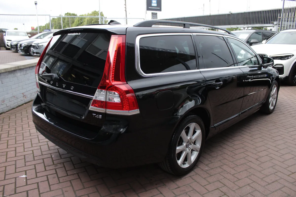 2.0T5 CLASSIC 5DR ESTATE AUTO // HARMAN KARDON SOU - Image 4