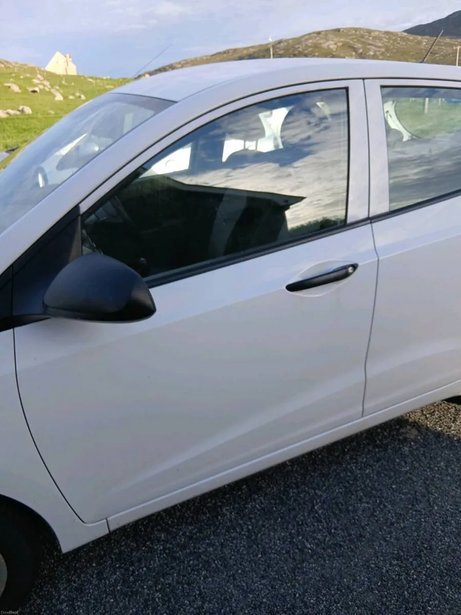 Hyundai i10 Classic 4 door 2017. Low mileage 49k - Image 4