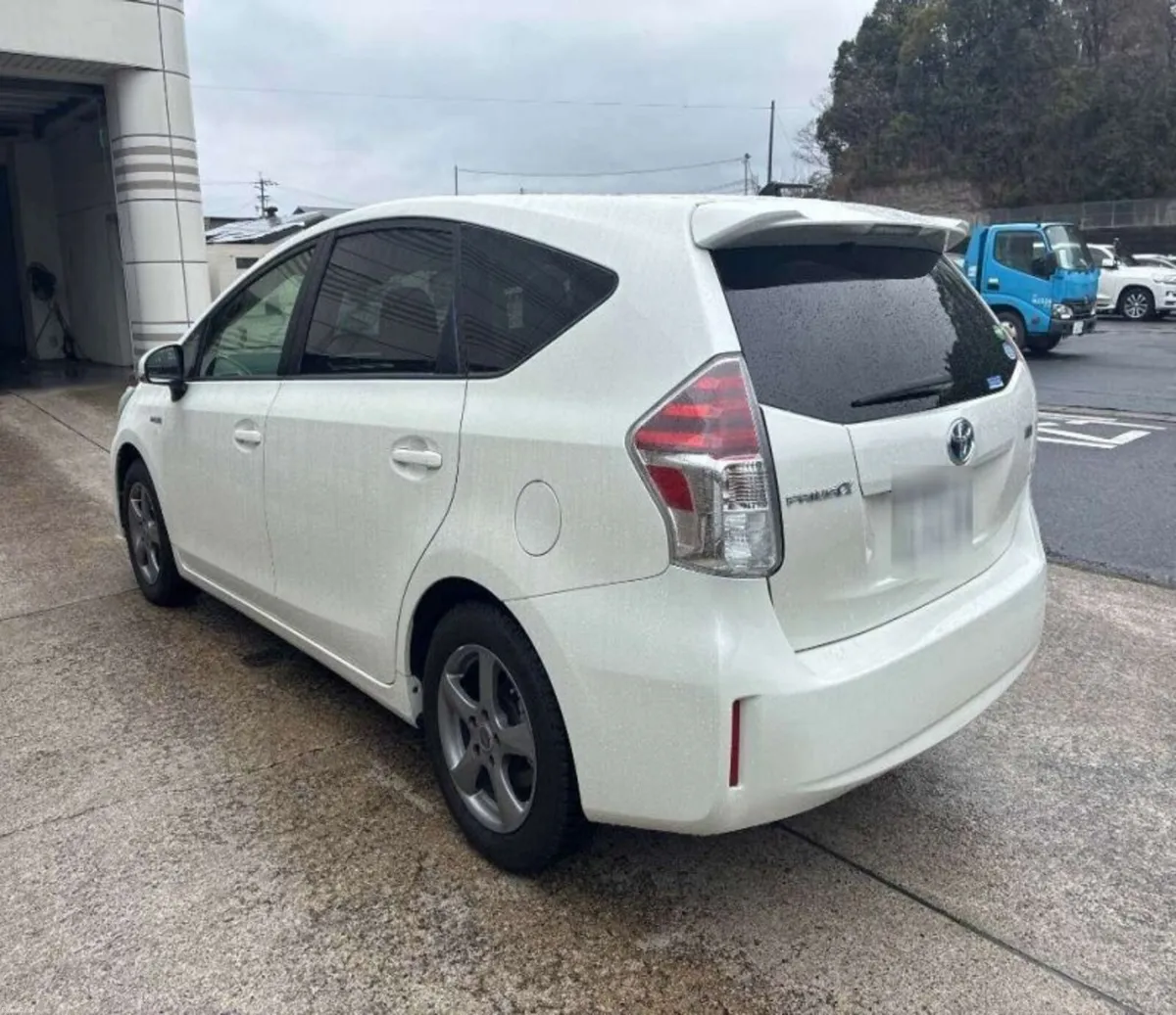 2020 Toyota Prius Alpha hybird automatic 7 SEATER - Image 4