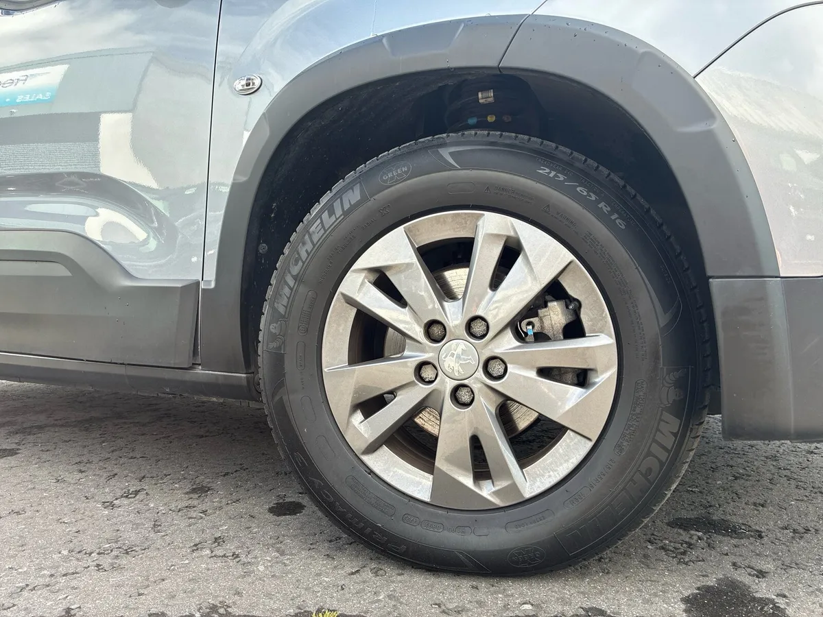 Peugeot Rifer Lowered Floor Wheelchair Access - Image 5