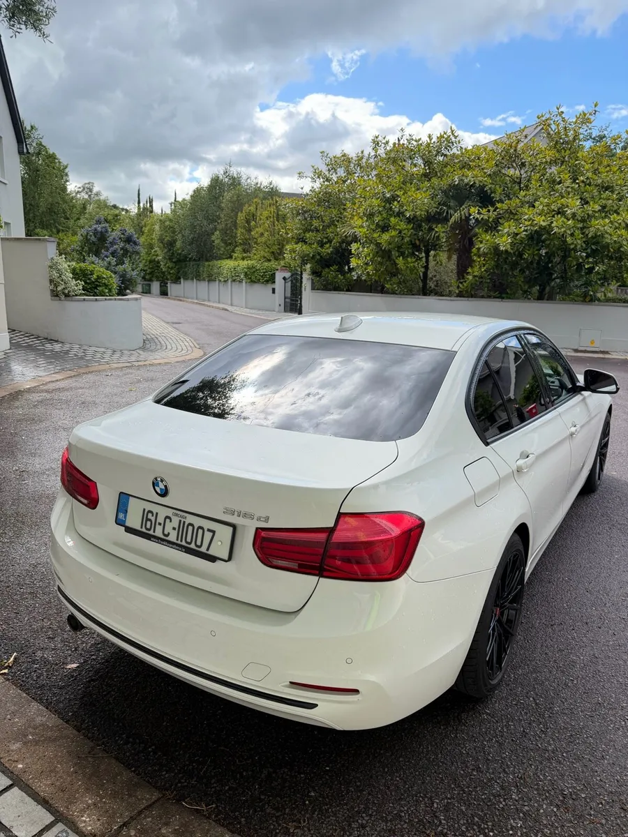 White BMW 3 series - Image 4