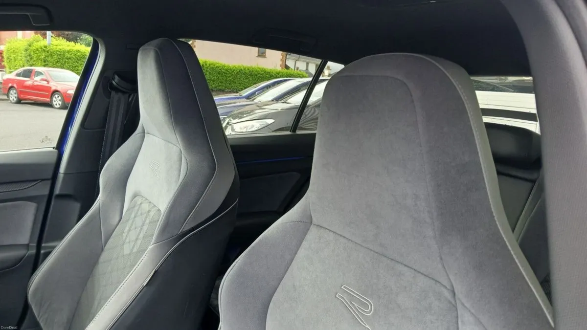 Volkswagen Golf R-Line 2.0 TDI 150HP **WINTER PACK - Image 5