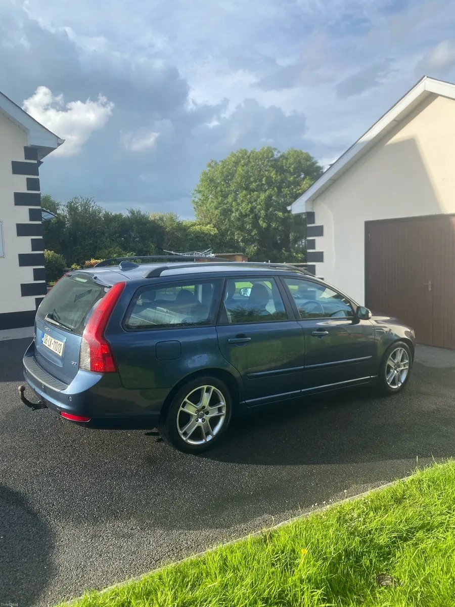 Volvo v50 2008 - Image 2