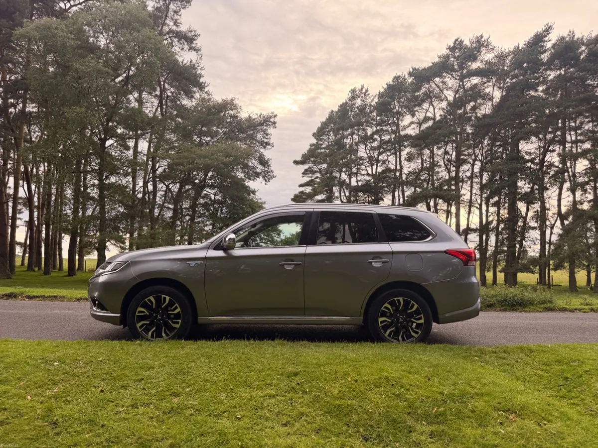 Mitsubishi Outlander 2017 PHEV Top Spec - Image 4