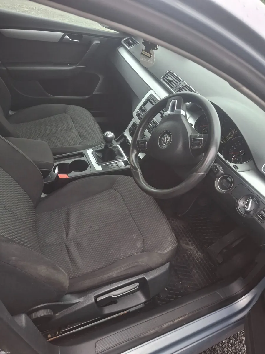 Volkswagen Passat 2012 - Image 2