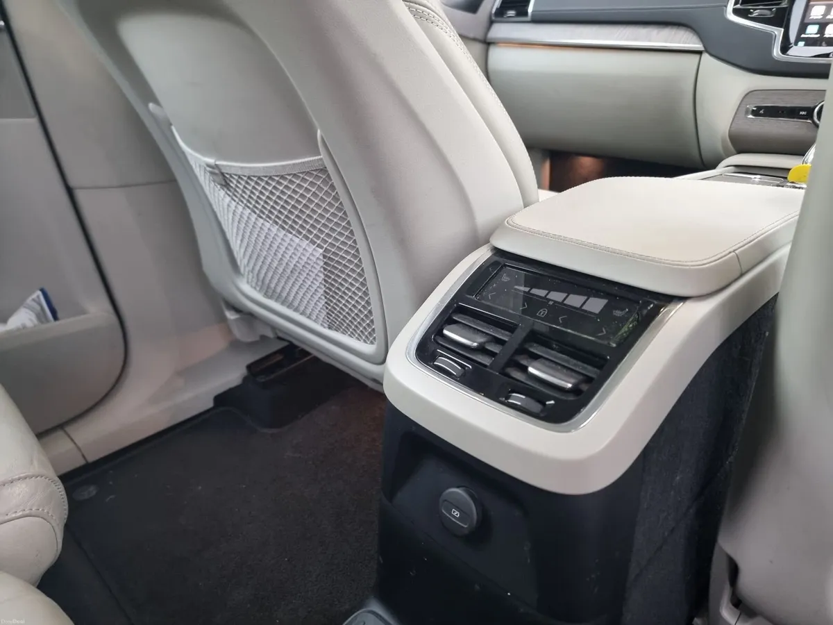 Volvo XC90 2022 (2023 Model) - Image 4