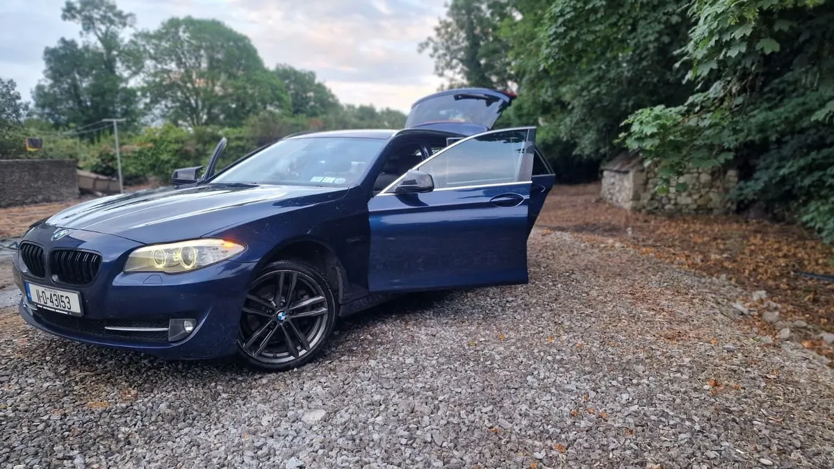 BMW 5-Series 2011 - Image 2