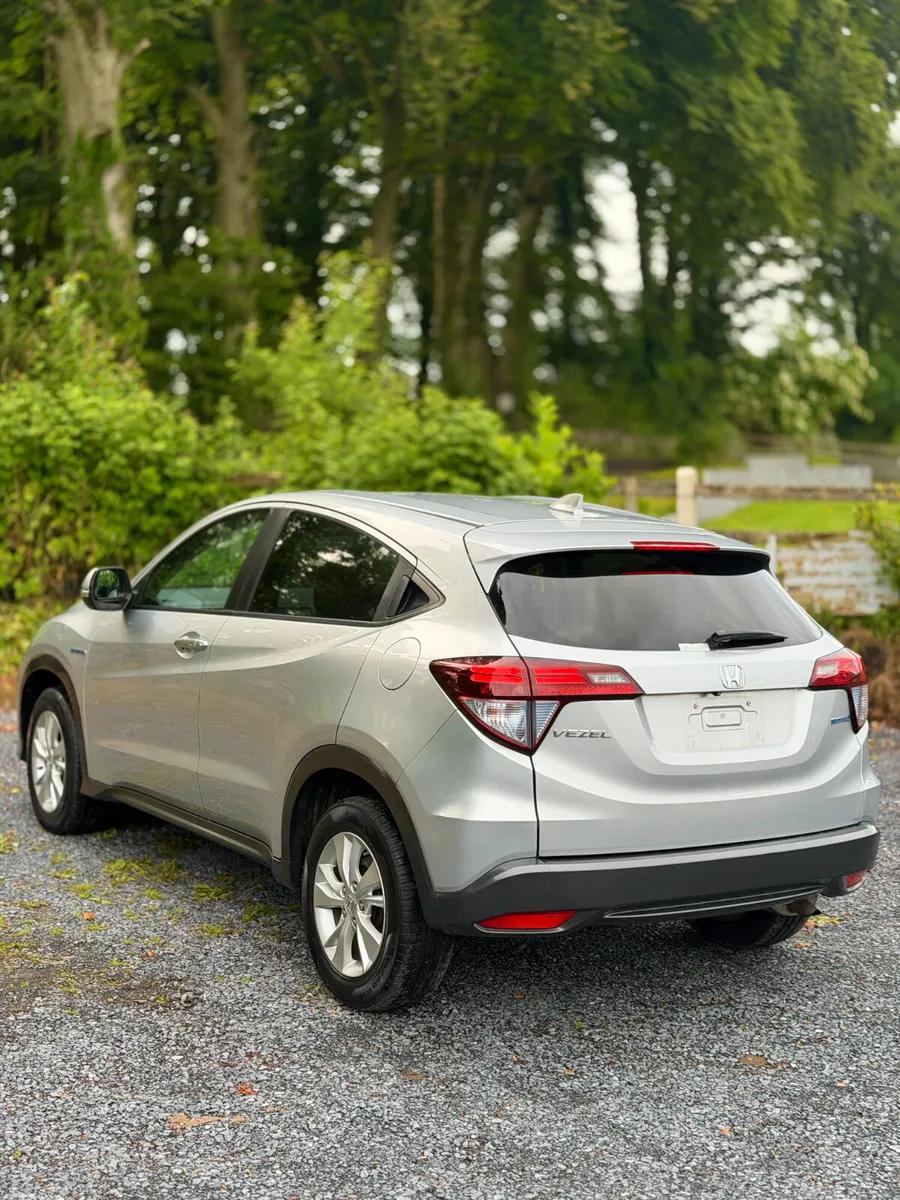 Honda Vezel | 2015 | 95,000 KM | Hybrid |AUTO|SUV - Image 5