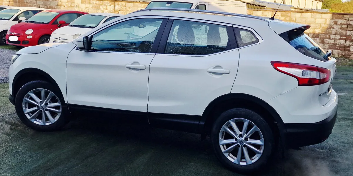 Nissan Qashqai 1.2 AUTO GLASS ROOF - Image 2