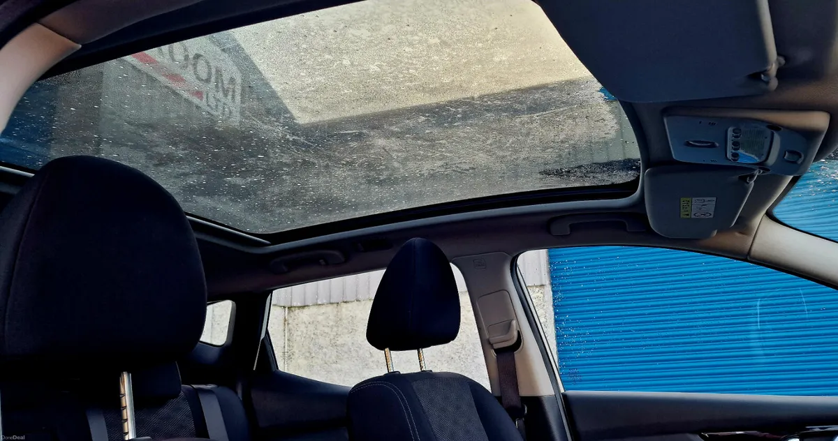 Nissan Qashqai 1.2 AUTO GLASS ROOF - Image 4