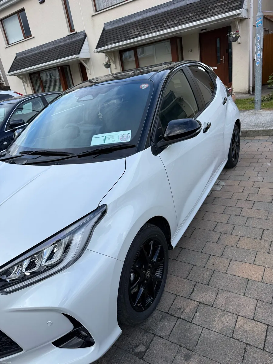 Toyota Yaris two-tone hybrid push start 2200km - Image 3