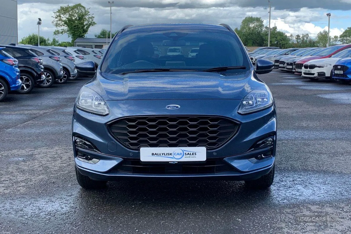 Ford Kuga 2.5 225PS 14.4kWh PHEV ST-Line in Chrome - Image 4