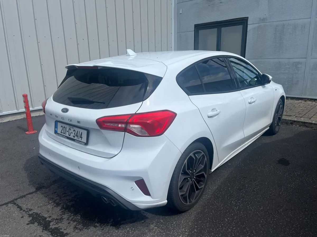 White Ford Focus ST Line  2020 - Image 3