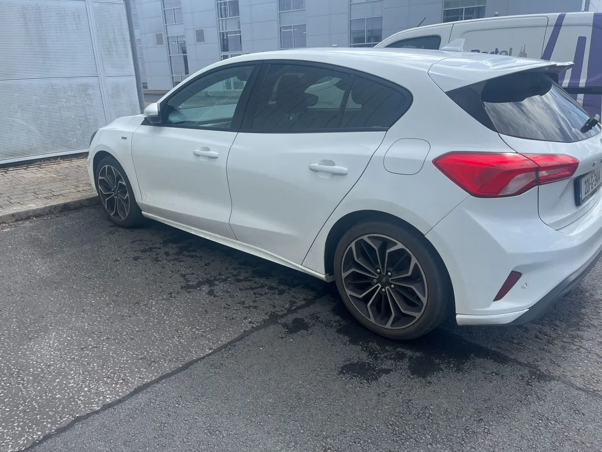 White Ford Focus ST Line  2020 - Image 5