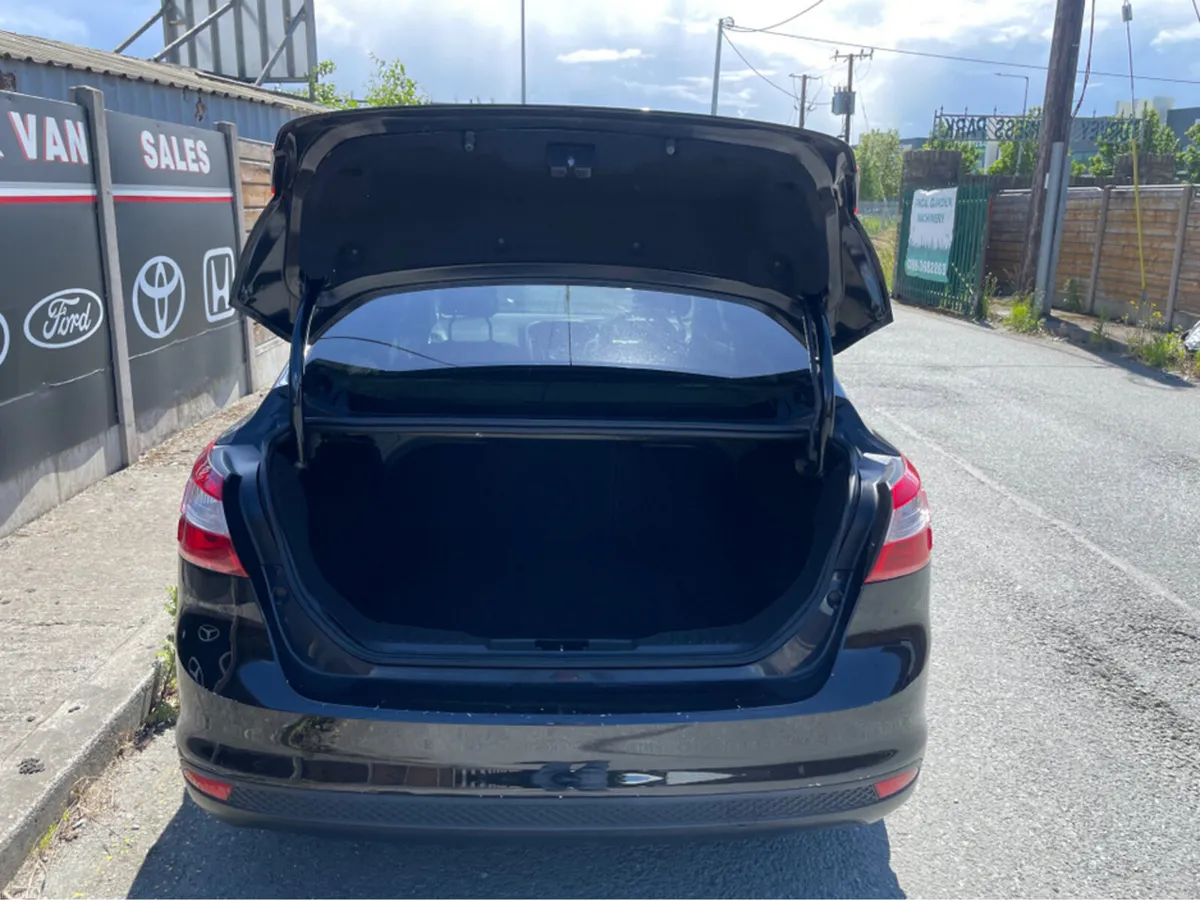Ford Focus EDGE 1.6 TDCI 95PS M6 STYLE 4DR - Image 6