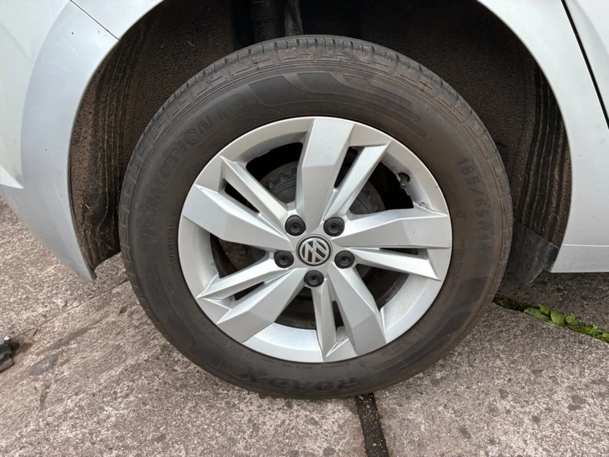 Volkswagen Polo TRENDLINE 1.0 MANUAL 5SPEED 65HP 5 - Image 4