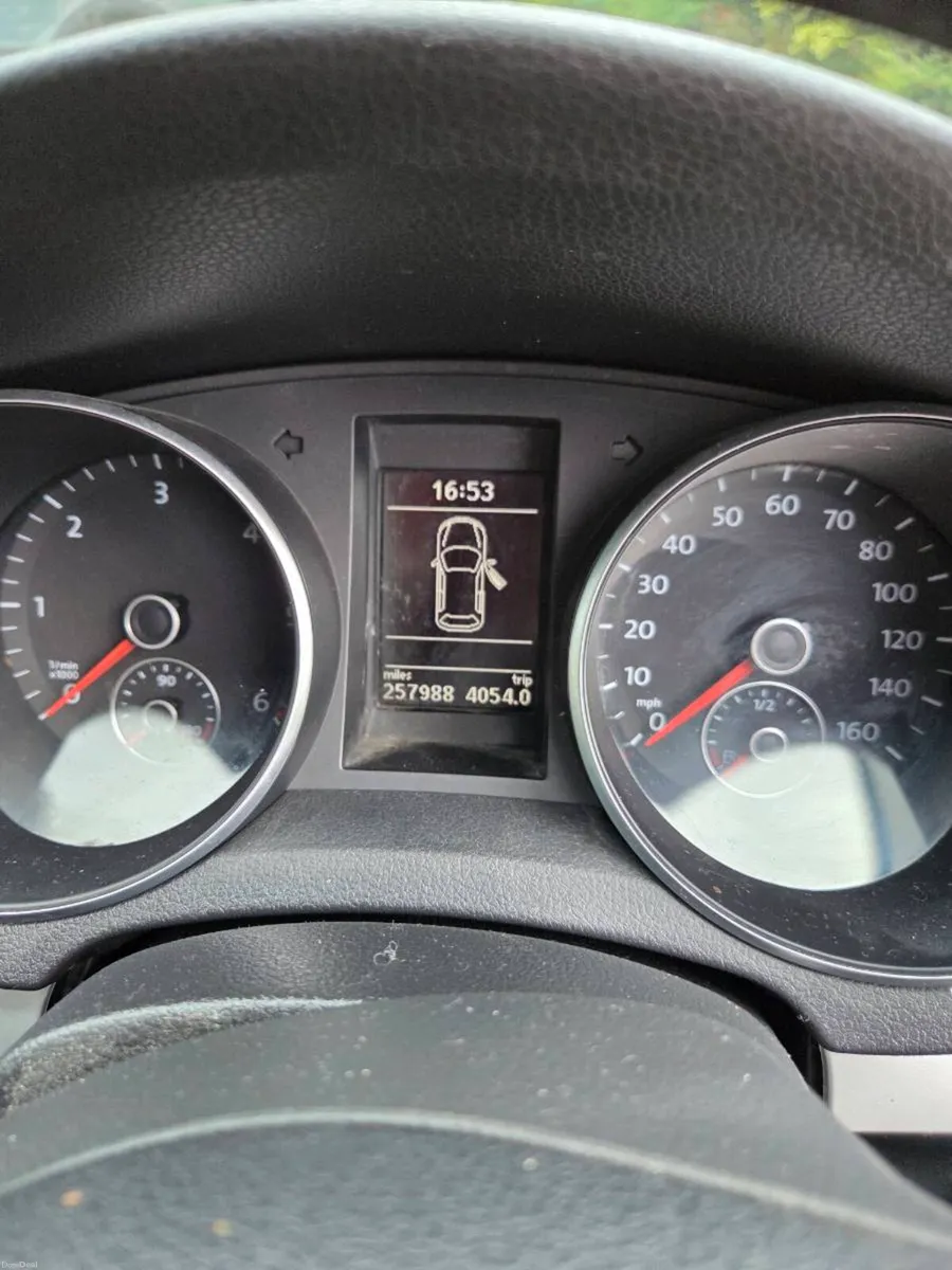Volkswagen golf - Image 4