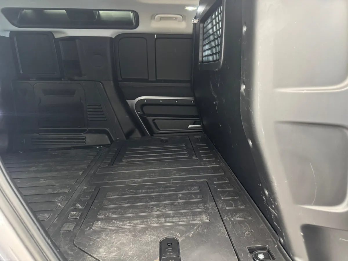 Land Rover Defender 2022 - Image 4