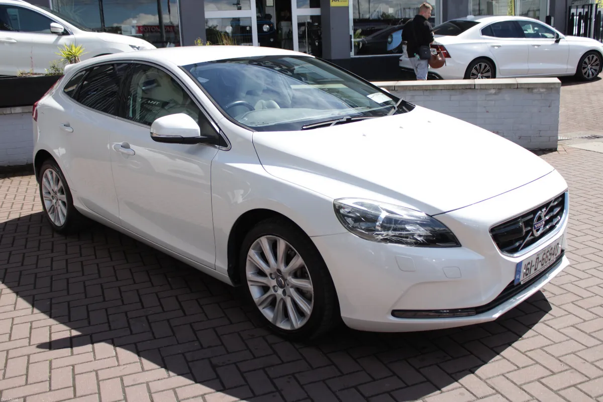 2016 VOLVO V40 T3 R-DESIGN 1.5 5DR AUTO ESTATE - Image 2