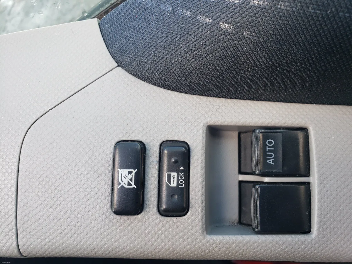 Toyota Yaris 2008 - Image 3