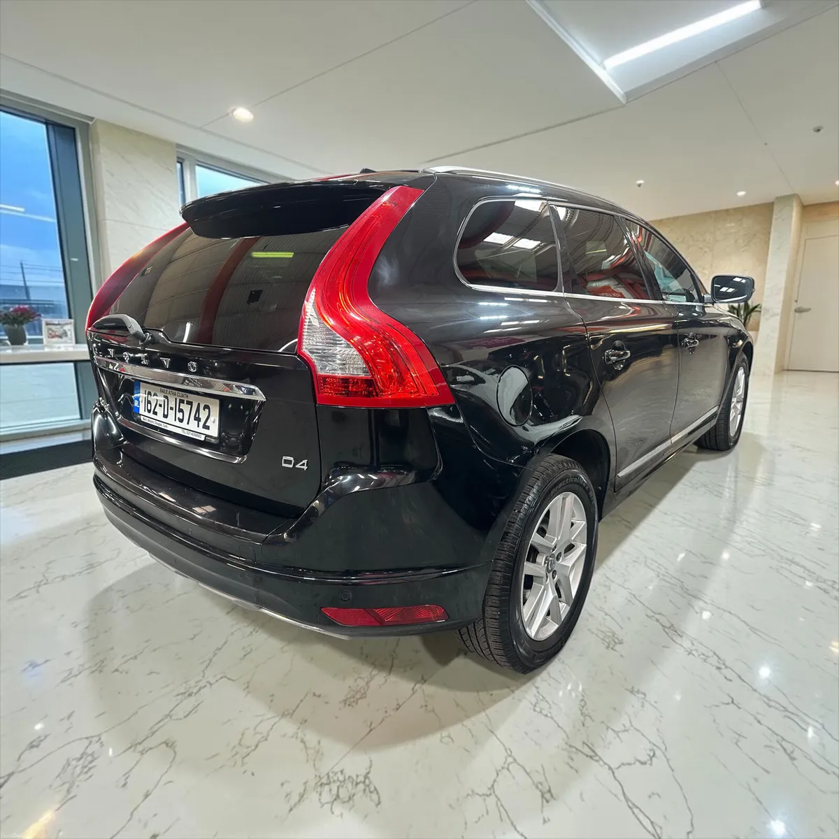 2016 Volvo XC60 D4 (190hp) FWD SE LUX - Image 4