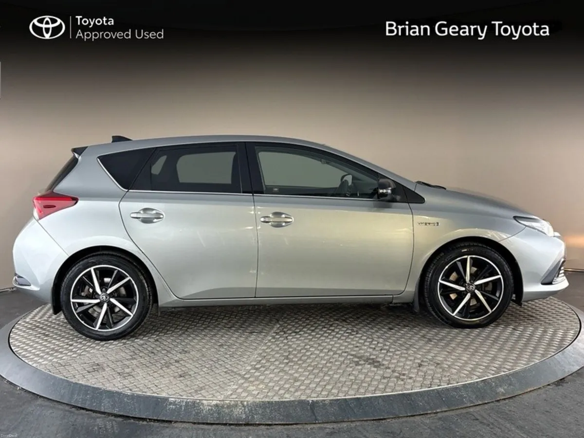 Toyota Auris HYBRID LUNA SPORT - Image 3