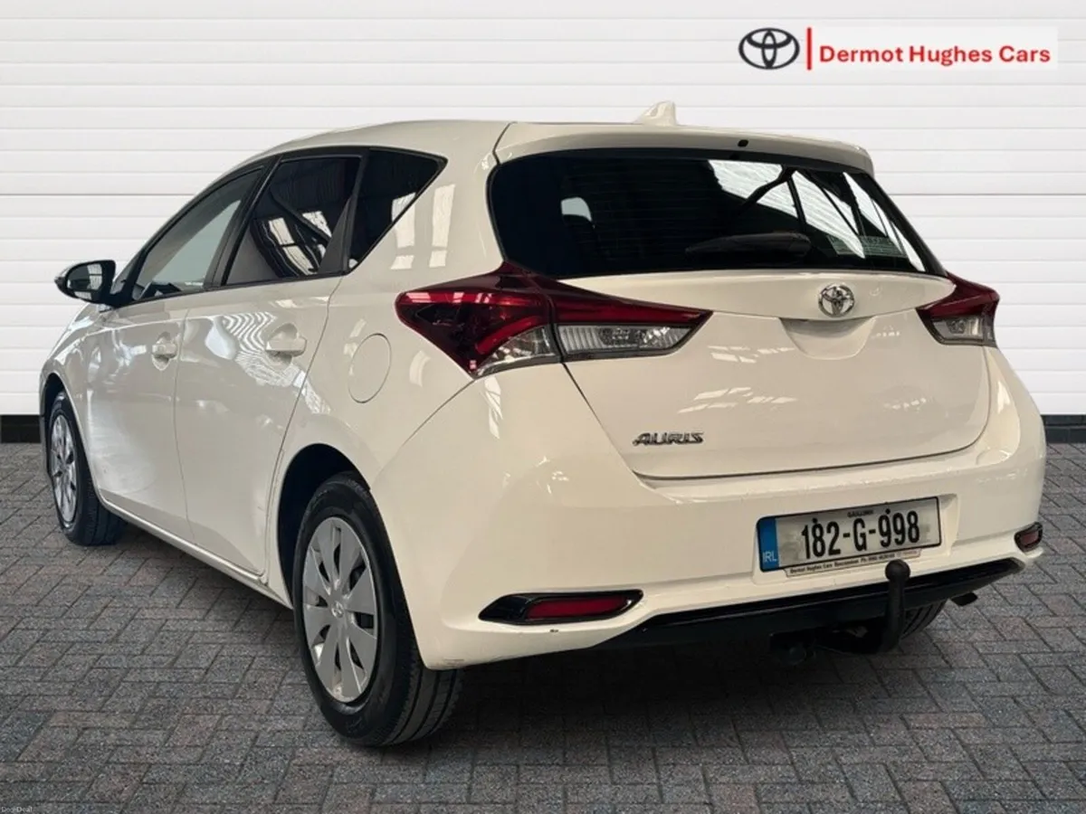 Toyota Auris 1.4 D-4D TERRA 4DR - Image 2