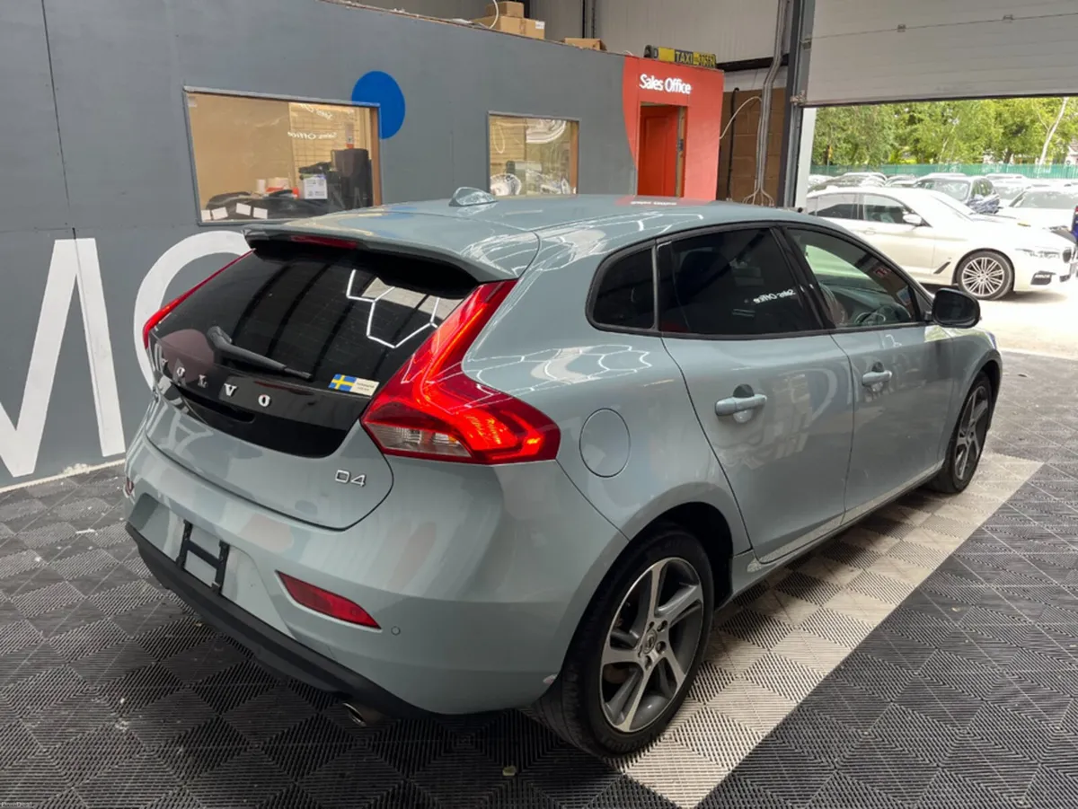 Volvo V40 2019 VOLVO V40 D4 MOMENTUM 2.0 AUTOMATIC - Image 2