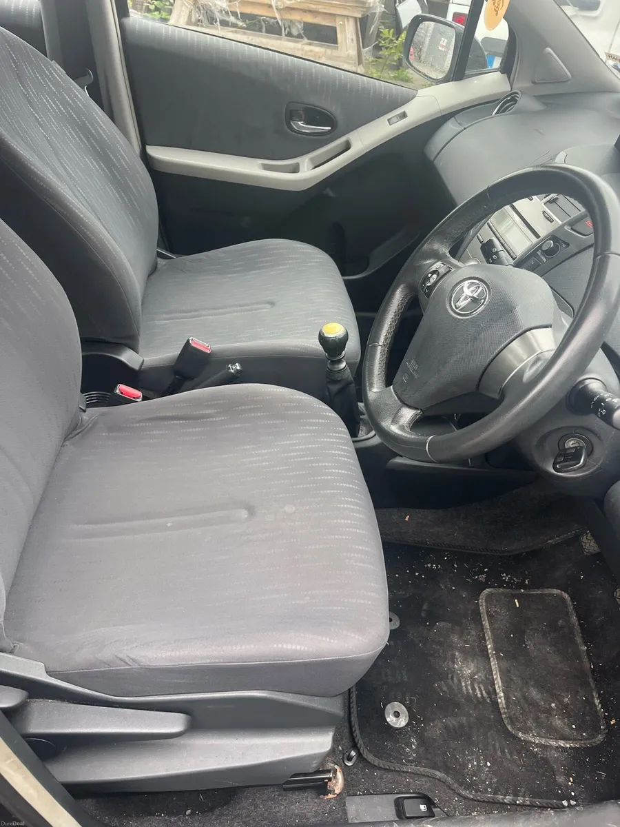 Toyota Yaris 2009 black - Image 4