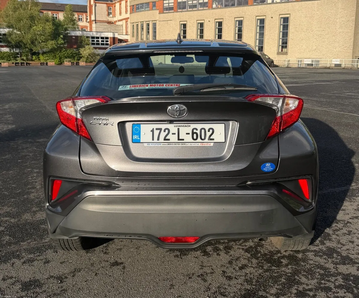 Toyota C-HR 2017 - Image 2