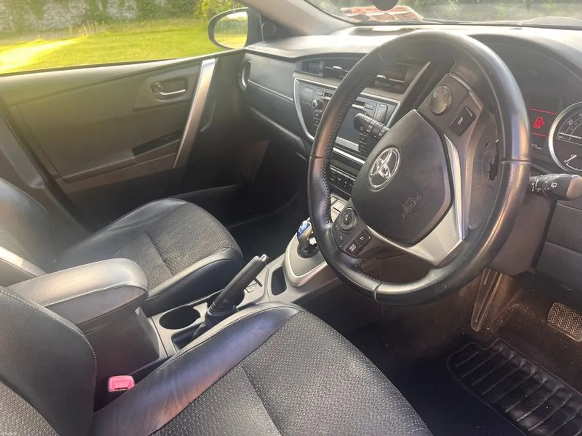 2014 Toyota Auris - Image 2