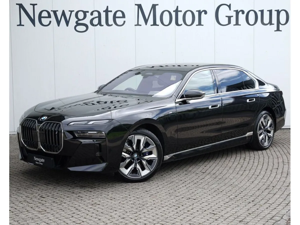 BMW i7 7AMJ 4DR - Image 1
