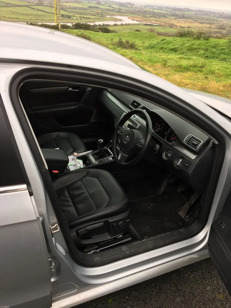 Volkswagen Passat 2014 - Image 2