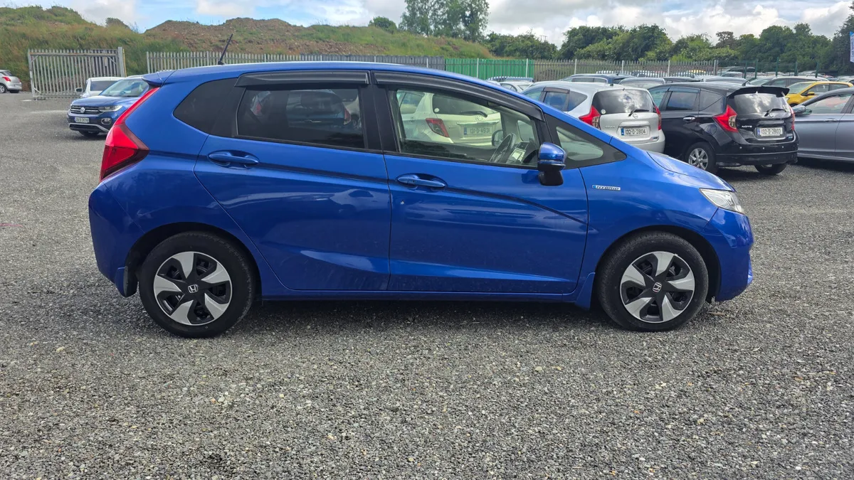 2015 Honda fit 1.5L Hybrid L-package self-charging - Image 4