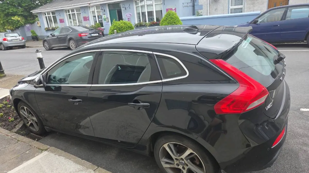 Volvo V40 - Image 1
