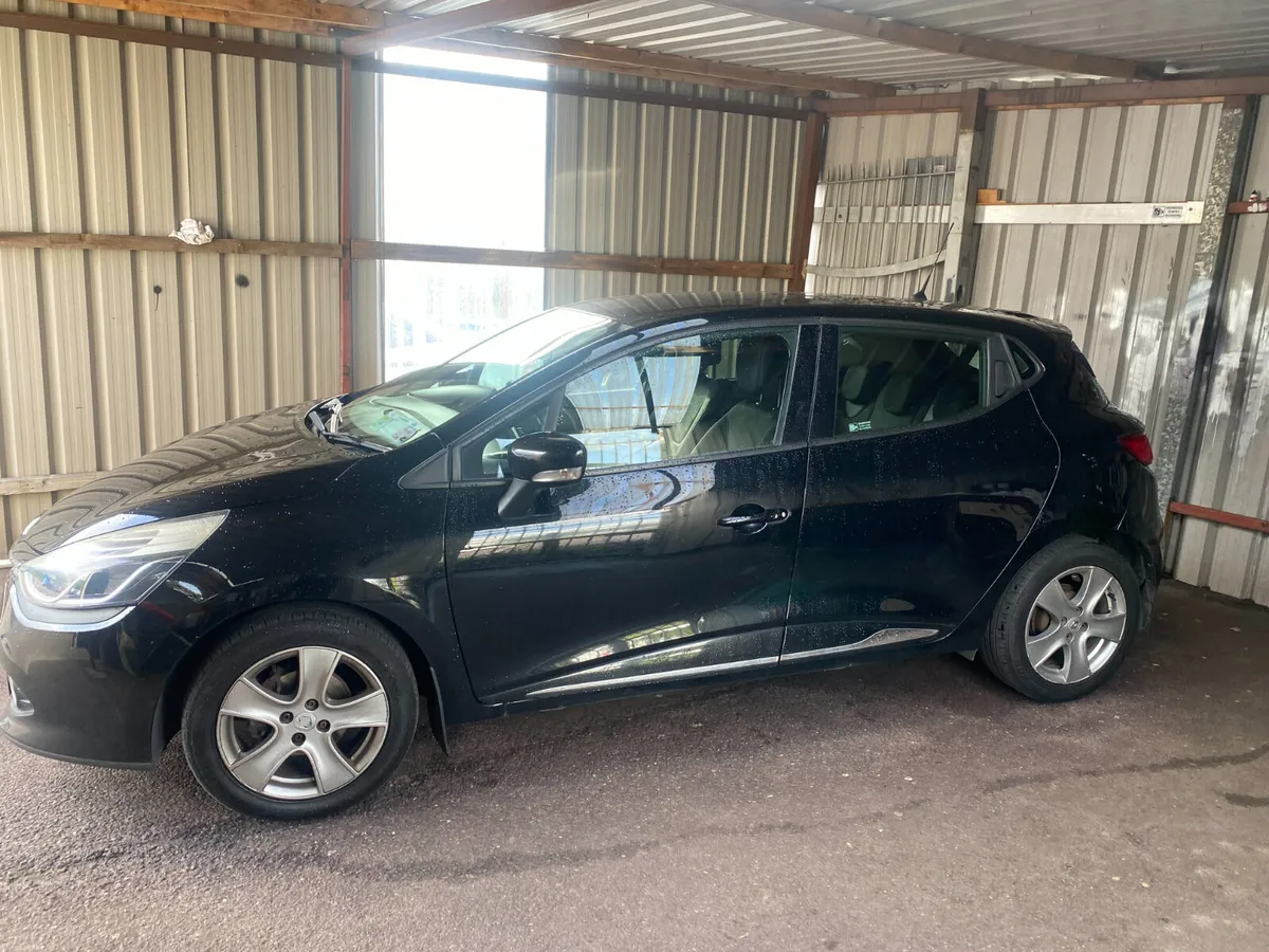 Renault Clio 2016 GREAT STARTER CAR. - Image 1