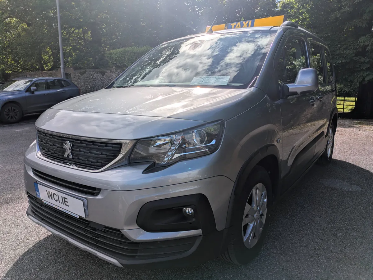 Peugeot Rifter Wheelchair Accessible Taxi - Image 4