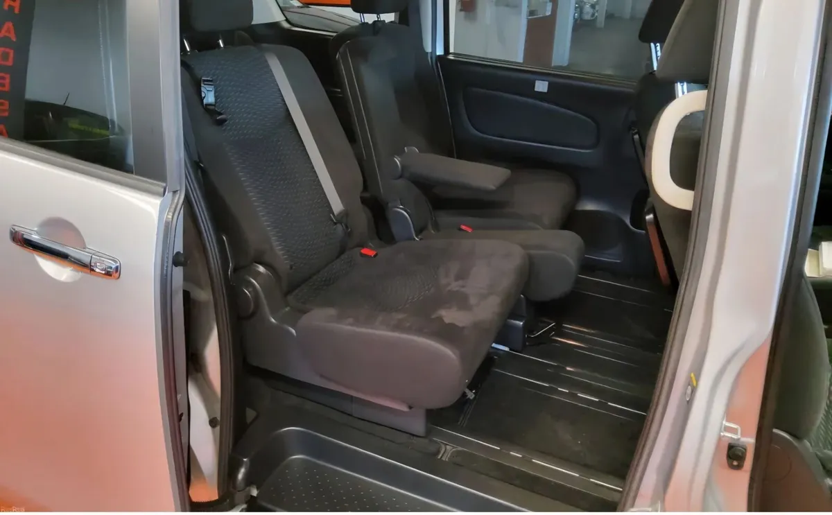 NISSAN SERENA HYBRID 8 SEATS AUTOMATIC HIGHER SPEC - Image 5