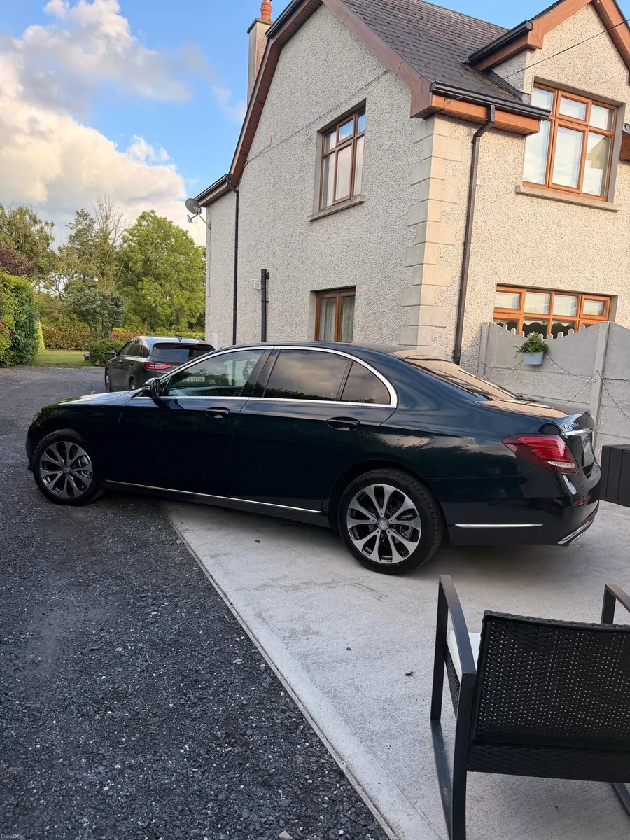 E220d Mercedes Benz - Image 2